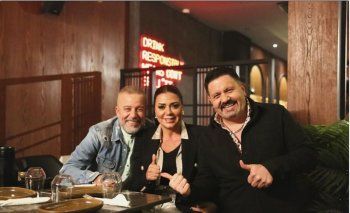 شاهد .. بالصورة- رانيا يوسف تحمس الجمهور لـ "بقينا اتنين" قبل بدئ عرضه إلى جانب شريف منير و إدوارد فؤاد