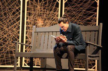 شاهد .. خاص - مسرحية " زردشت صار كلباً " لـ ريمون جبارة رفضت الذل والتبعية بأسلوب كاريكاتوري موجع وأعاد إخراجها أنطوان الأشقر