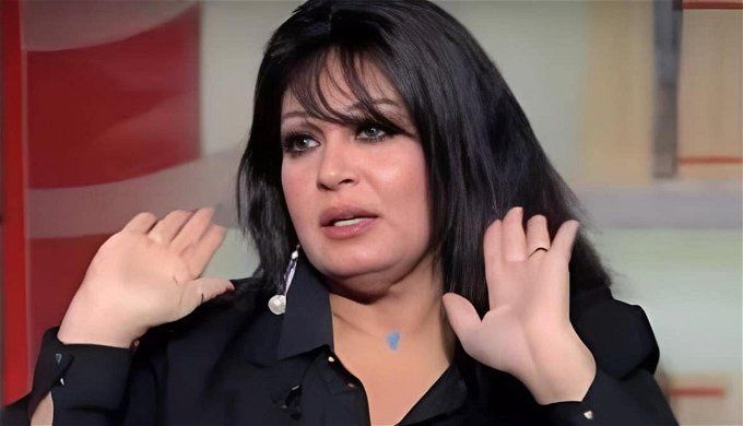 فيفي عبده ببدلة خضراء وشيميز فوشيا.. إطلالة كلاسيكية غريبة تخطف الأنظار