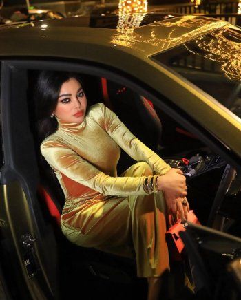 شاهد .. هيفا وهبي بإطلالة ذهبية حابسة للأنفاس .. وهذا سعر حقيبتها الصغيرة