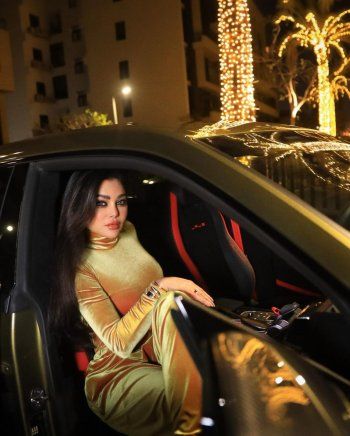 شاهد .. هيفا وهبي بإطلالة ذهبية حابسة للأنفاس .. وهذا سعر حقيبتها الصغيرة