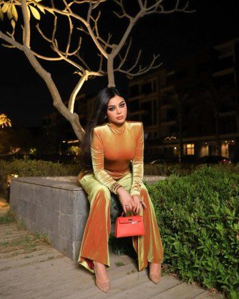 شاهد .. هيفا وهبي بإطلالة ذهبية حابسة للأنفاس .. وهذا سعر حقيبتها الصغيرة