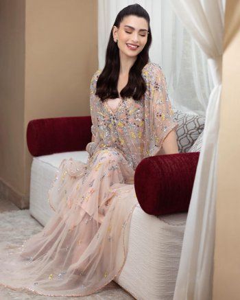 شاهد .. بالصور- بنعومة و جمال..روان بن حسين تتألق بإطلالة عربية رائعة