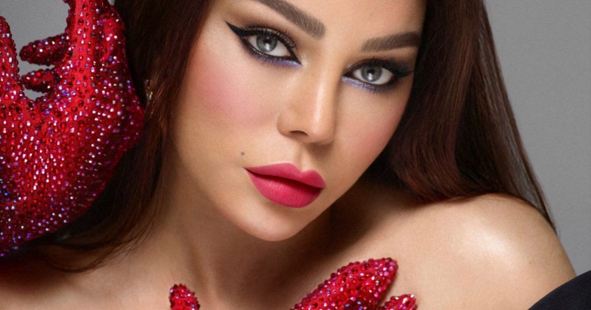 شاهد .. هيفا وهبي بإطلالة ذهبية حابسة للأنفاس .. وهذا سعر حقيبتها الصغيرة