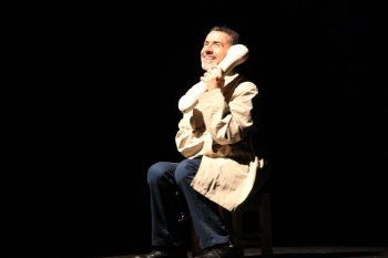 شاهد .. خاص - مسرحية " زردشت صار كلباً " لـ ريمون جبارة رفضت الذل والتبعية بأسلوب كاريكاتوري موجع وأعاد إخراجها أنطوان الأشقر