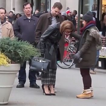 شاهد .. جنيفر لوبيز تبصق العلكة في يد مساعدتها .. وتتعرض لإنتقادات واسعة