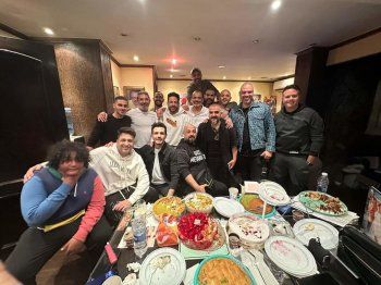 شاهد .. أيمن بهجت قمر يجمع محمد حماقي وتامر حسين وعدد من الموسيقيين على مائدة الإفطار