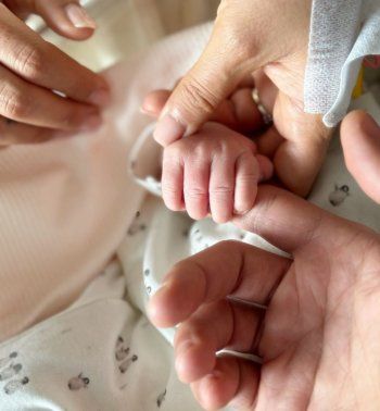 شاهد .. ماغي بو غصن تهنئ رحمة رياض وألكسندر علوم بولادة طفلهتما