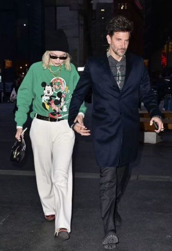 شاهد .. برادلي كوبر وجيجي حديد يداً بيد في أحد شوارع مانهاتن بـ نيويورك-بالصور