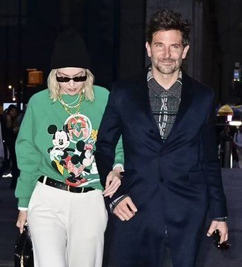 شاهد .. برادلي كوبر وجيجي حديد يداً بيد في أحد شوارع مانهاتن بـ نيويورك-بالصور