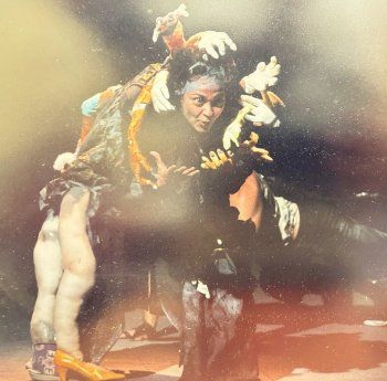 شاهد .. بالصورة-هكذا عبّرت برندايت حديب عن عشقها للمسرح في يومه العالمي