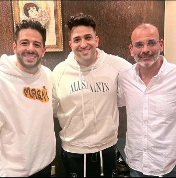 شاهد .. أيمن بهجت قمر يجمع محمد حماقي وتامر حسين وعدد من الموسيقيين على مائدة الإفطار