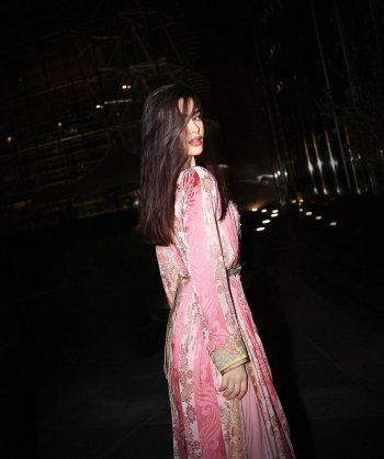 شاهد .. بالتكشيطة المغربية..روان بن حسين تخطف القلوب بإطلالة رائعة