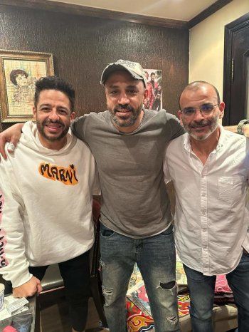 شاهد .. أيمن بهجت قمر يجمع محمد حماقي وتامر حسين وعدد من الموسيقيين على مائدة الإفطار