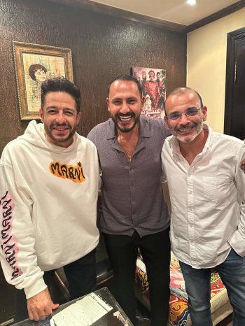 شاهد .. أيمن بهجت قمر يجمع محمد حماقي وتامر حسين وعدد من الموسيقيين على مائدة الإفطار