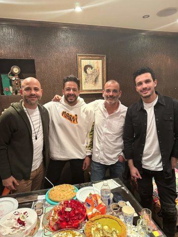 شاهد .. أيمن بهجت قمر يجمع محمد حماقي وتامر حسين وعدد من الموسيقيين على مائدة الإفطار