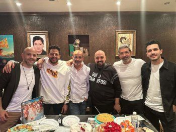 شاهد .. أيمن بهجت قمر يجمع محمد حماقي وتامر حسين وعدد من الموسيقيين على مائدة الإفطار