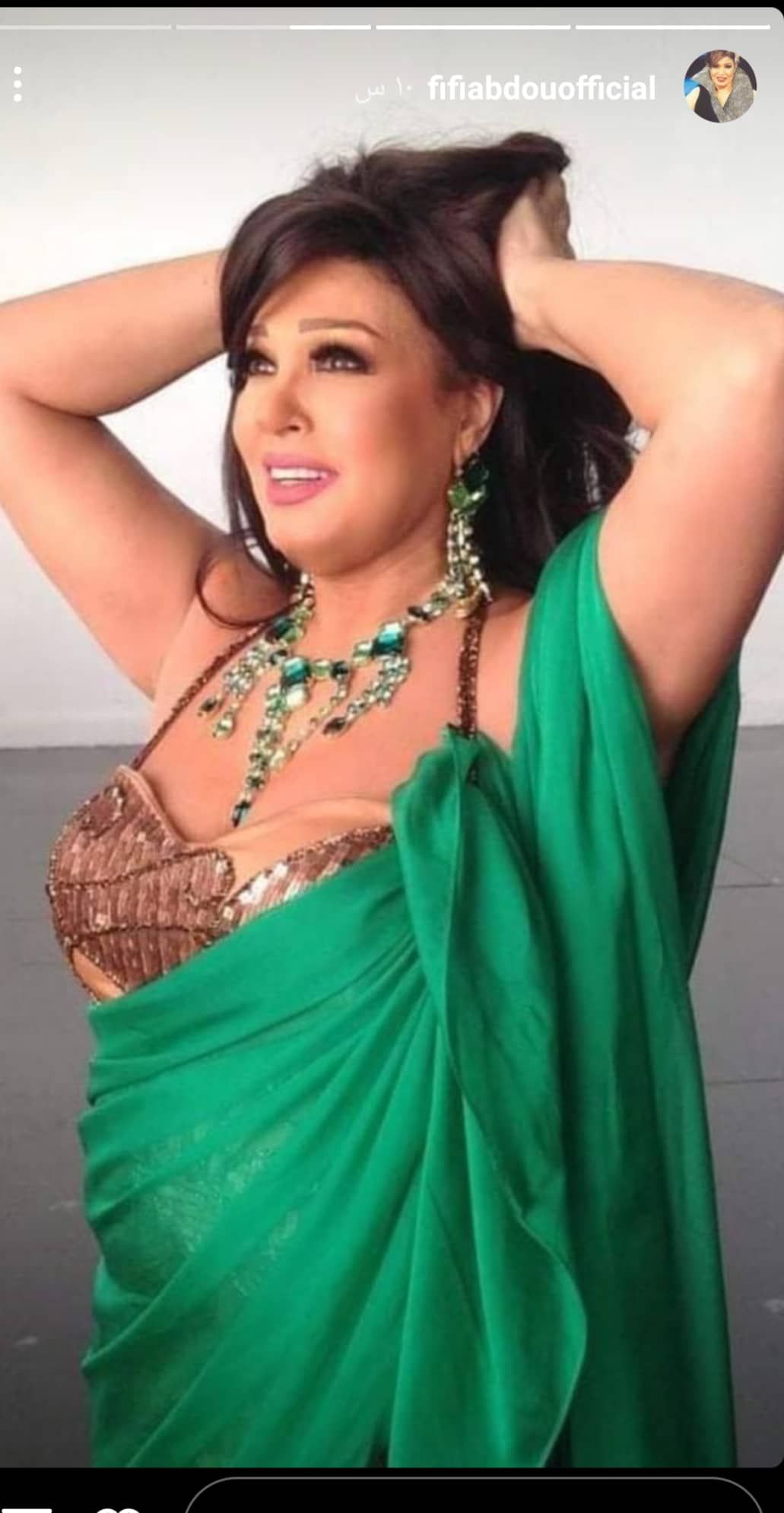 فيفي عبده ببدلة خضراء وشيميز فوشيا.. إطلالة كلاسيكية غريبة تخطف الأنظار