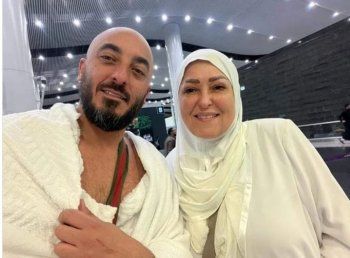 شاهد .. نهال عنبر تؤدي مناسك العمر برفقة ابنها-بالصورة