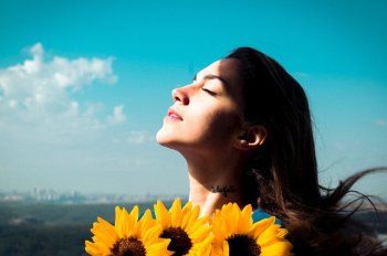 شاهد .. ستيفاني عطالله تعايد الجمهور بالفصح المجيد بصور لطيفة ومن دون ماكياج