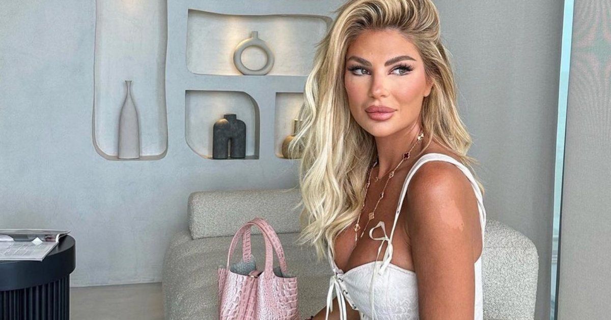 شاهد .. بالصور- ساندرا رزق تتألق بفستان أسود قصير.. وسعر حقيبة يدها فاق الخيال