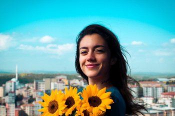 شاهد .. ستيفاني عطالله تعايد الجمهور بالفصح المجيد بصور لطيفة ومن دون ماكياج