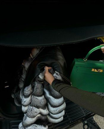 شاهد .. بالصور- ساندرا رزق تتألق بفستان أسود قصير.. وسعر حقيبة يدها فاق الخيال