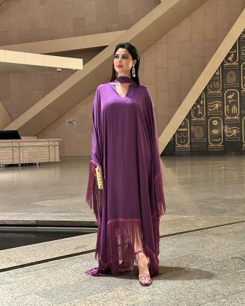 شاهد .. بلمسة عربية رائعة..رانيا منصور تتألق بالقفطان في أجواء رمضانية مميزة