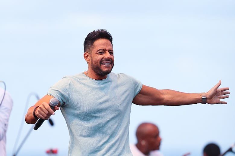 شاهد .. محمد حماقي يتألق بإطلالة كاجوال وساعته حديث الجمهور.. إليكم كم بلغ سعرها!