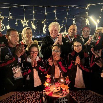 شاهد .. حسين فهمي يحتفل بعيد ميلاده الـ 84 مع أبطال الأولوبياد