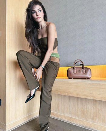 شاهد .. هاندا أرتشيل تستمتع بوقتها وهي تمارس رياضة الفروسية