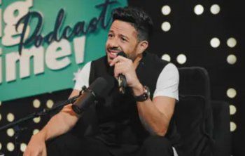 شاهد .. محمد حماقي يتألق بإطلالة كاجوال وساعته حديث الجمهور.. إليكم كم بلغ سعرها!