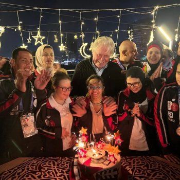 شاهد .. حسين فهمي يحتفل بعيد ميلاده الـ 84 مع أبطال الأولوبياد