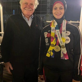 شاهد .. حسين فهمي يحتفل بعيد ميلاده الـ 84 مع أبطال الأولوبياد