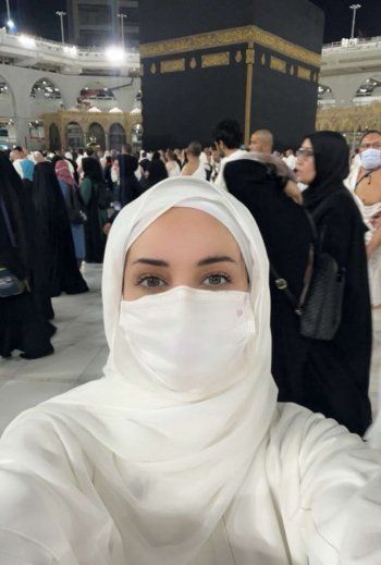 شاهد .. ديانا حداد بالعباءة وغطاء الرأس .. وتثير الجدل من جديد حول تغيير ديانتها