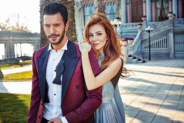 شاهد .. بطلا حب للإيجار الى الواجهة مجددا..عناق حار-بالصورة