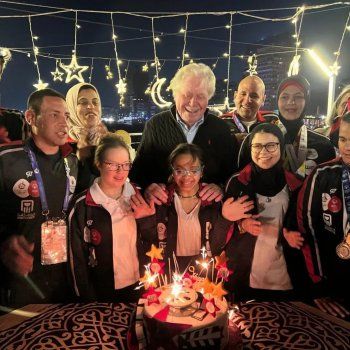 شاهد .. حسين فهمي يحتفل بعيد ميلاده الـ 84 مع أبطال الأولوبياد