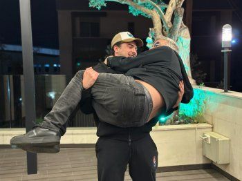 شاهد .. إبن زين العمر بتصرف لافت مع والده-بالصور