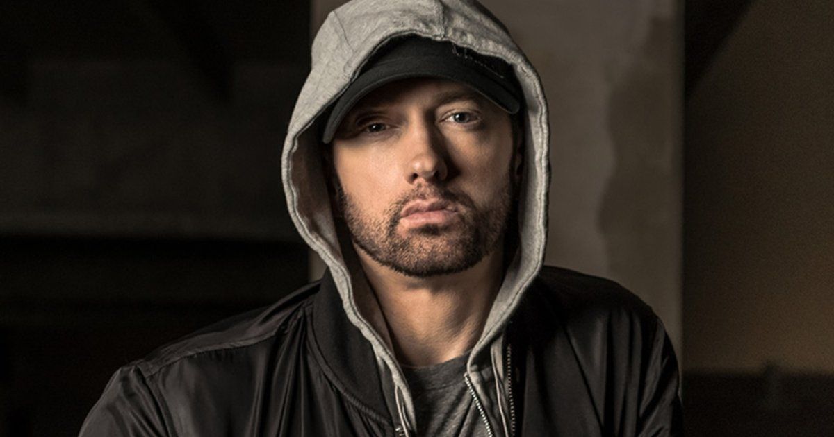 شاهد .. ورقة كانت بيد إيمينم بيعت بهذا السعر الخيالي.. إليكم قصتها