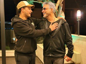 شاهد .. إبن زين العمر بتصرف لافت مع والده-بالصور