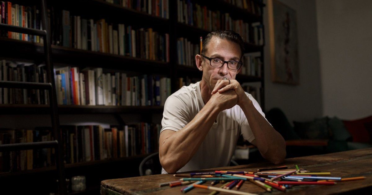 شاهد .. تشاك بولانيك إستوحى فكرة فيلم "Fight club" بعد تعرضه للضرب..و هذا ما إستنتجه بعد الحادثة