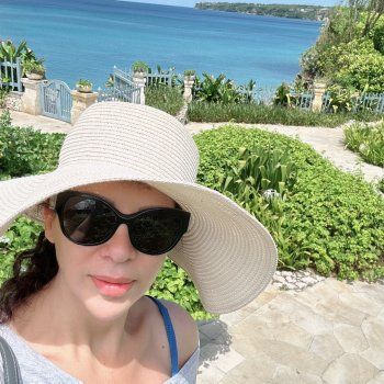 شاهد .. ريتا برصونا التي اشتهرت بـ "غنوجة بيا " تطل بعد غياب بصورة من بالي