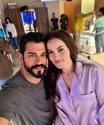 شاهد .. إطلالة جديدة لفهرية أفجين وبوراك أوزجيفيت في موقع التصوير