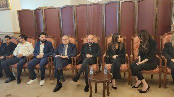 شاهد .. بدء مراسم العزاء بوالدة سيرين عبد النور بحضور نانسي عجرم وهشام حداد وغيرهم - بالصور