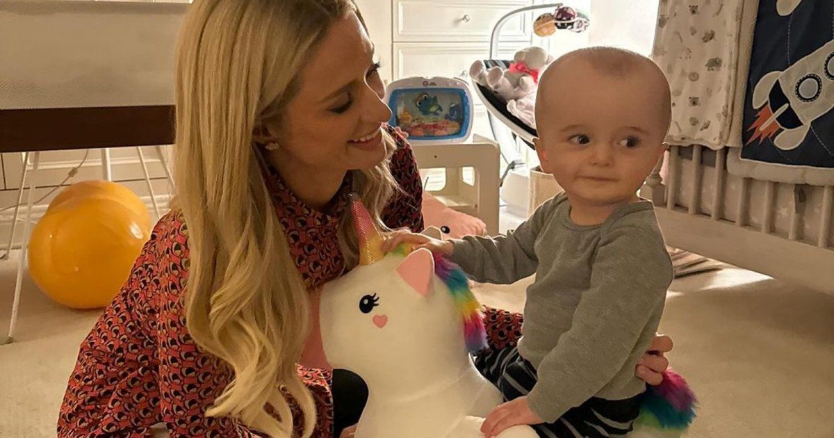 شاهد .. بالفيديو- فينيكس ابن باريس هيلتون يقلد ضحكتها بمقطع طريف