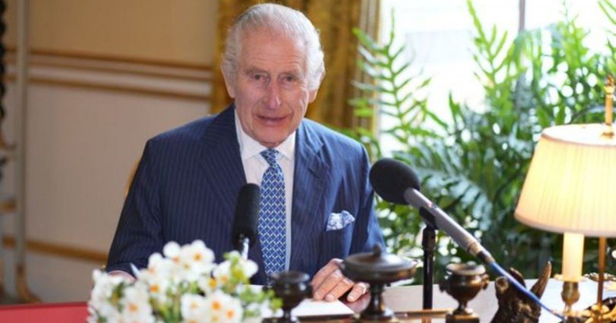 شاهد .. الملك تشارلز يعرب عن أسفه بتربية ابنيه على طريقة الأميرة ديانا
