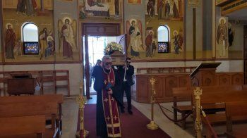 شاهد .. بدء مراسم العزاء بوالدة سيرين عبد النور بحضور نانسي عجرم وهشام حداد وغيرهم - بالصور