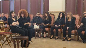 شاهد .. بدء مراسم العزاء بوالدة سيرين عبد النور بحضور نانسي عجرم وهشام حداد وغيرهم - بالصور