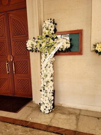 شاهد .. بدء مراسم العزاء بوالدة سيرين عبد النور بحضور نانسي عجرم وهشام حداد وغيرهم - بالصور