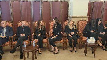 شاهد .. بدء مراسم العزاء بوالدة سيرين عبد النور بحضور نانسي عجرم وهشام حداد وغيرهم - بالصور